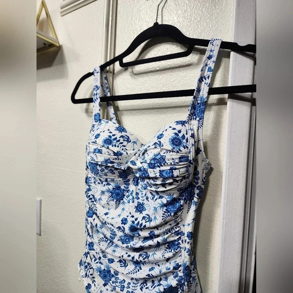Niptuck One-Piece Floral Tummy Control Swimsuit Size 4 Beach Spring Summer - Picture 3 of 7